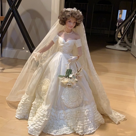 Jackie Onassis Doll - Picture 1 of 5